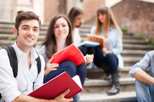 Studenti seduti su una scala — Foto Stock