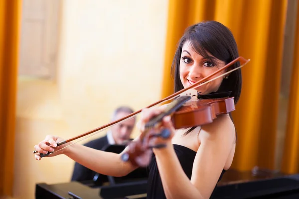 Woman playing her violin — Stock Photo, Image