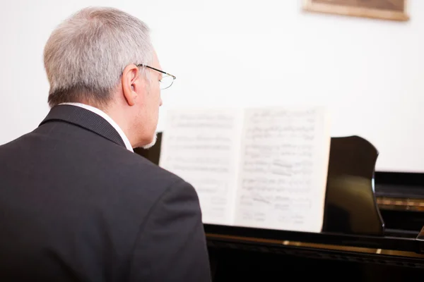 Muzikant die piano speelt — Stockfoto