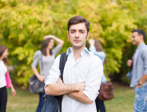 学生在公园里交谈 — 图库照片