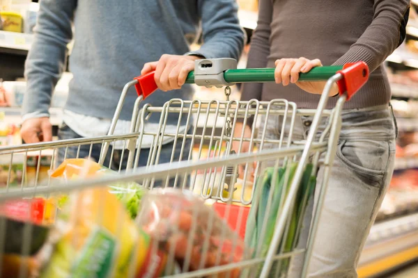 Couple faisant du shopping dans un supermarché — Photo