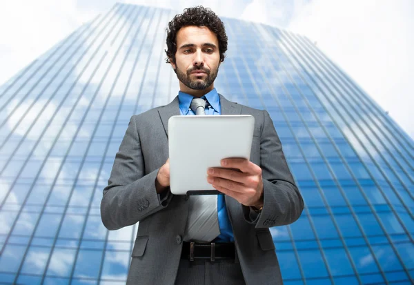 Zakenman met zijn Tablet PC — Stockfoto