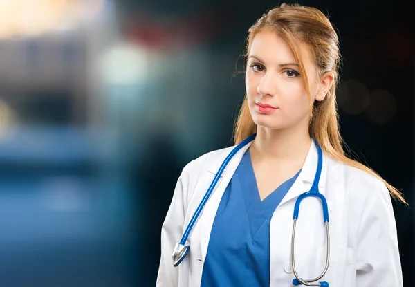 Ernstige vrouwelijke arts — Stockfoto