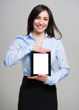 Dijital tablet tutan gülümseyen kadın