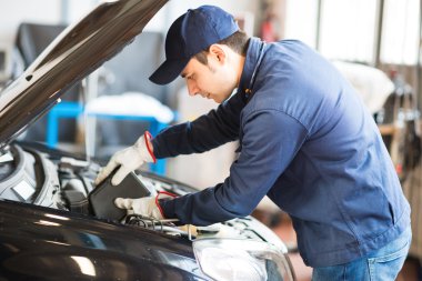 Araba motor yağı koyarak makinist