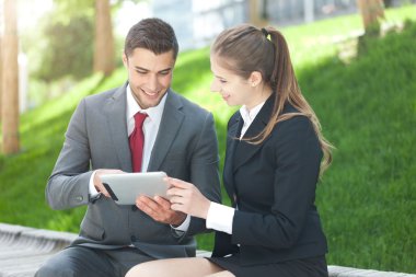 Tablet kullanarak iş adamları