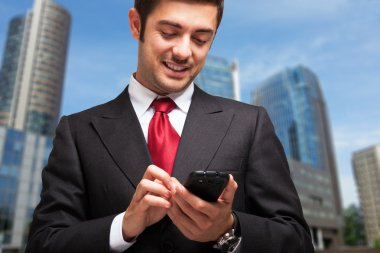 Cep telefonu kullanan adam