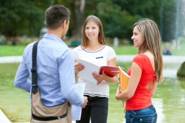 Açık havada konuşan genç öğrenciler
