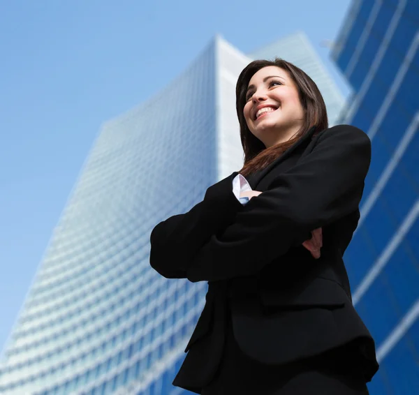 Affärskvinna framför skyskrapa — Stockfoto