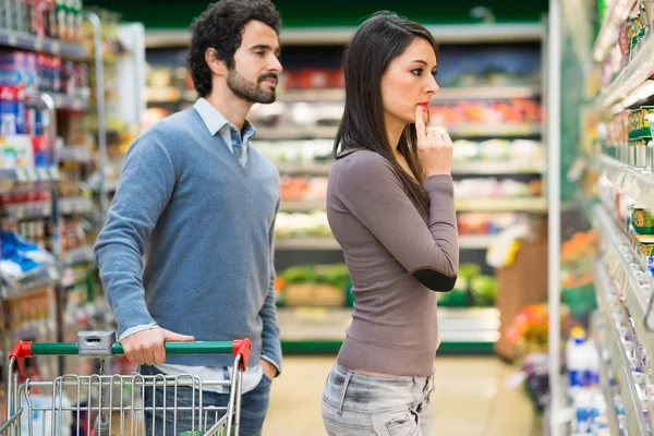 Par shopping i snabbköp — Stockfoto