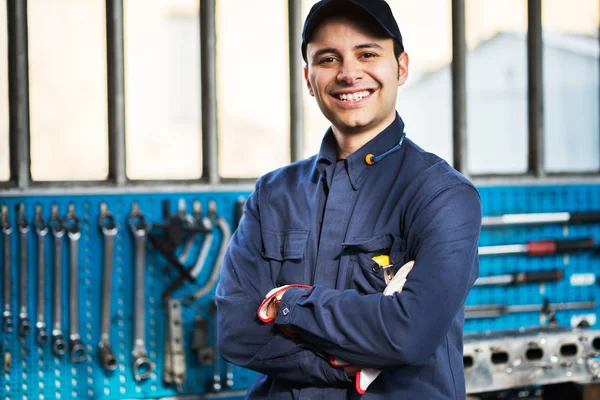 Lavoratore davanti ai suoi attrezzi — Foto Stock