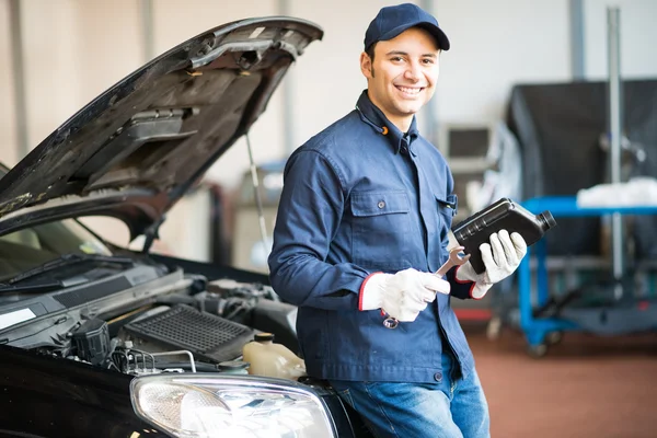 Mechaniker hält Krug mit Motoröl — Stockfoto