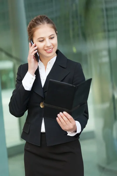 Empresária usando seu telefone celular — Fotografia de Stock