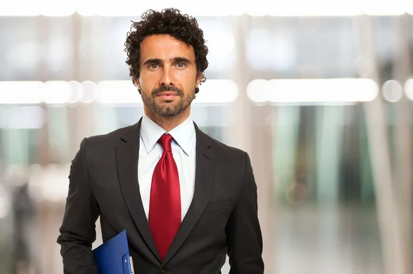 Empresário segurando prancheta — Fotografia de Stock