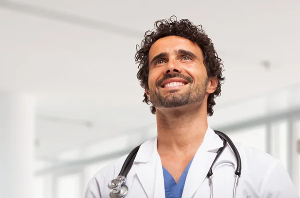 Médecin souriant dans une salle de clinique lumineuse — Photo