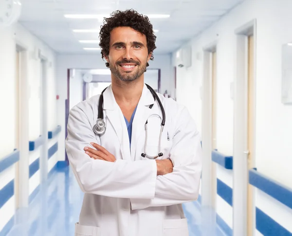 Medico sorridente in ospedale — Foto Stock