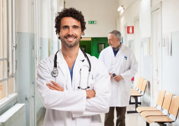 Médicos sorridentes em um hospital — Fotografia de Stock