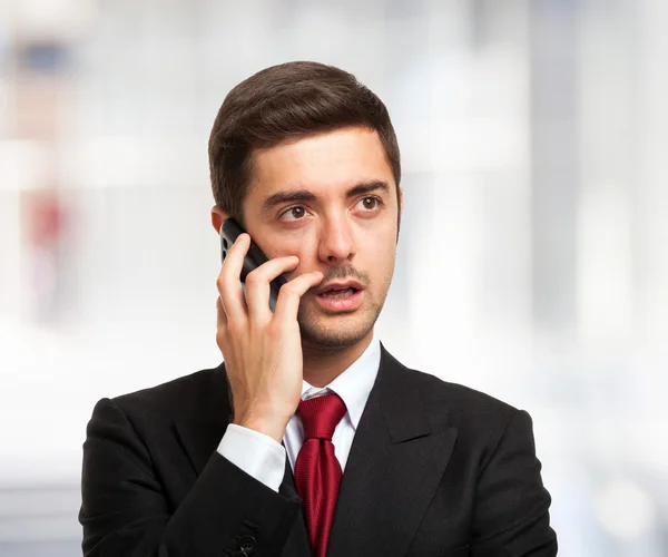 Affärsman pratar i telefon — Stockfoto