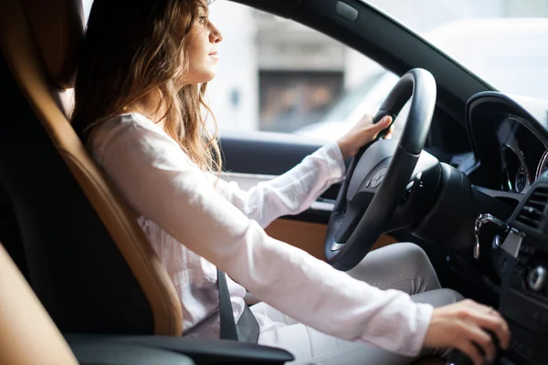 女が車を運転して — ストック写真