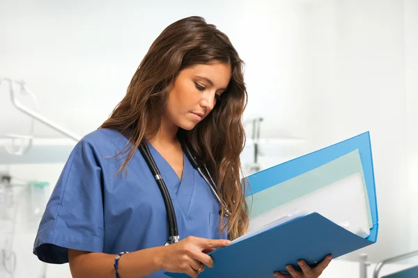 Jovem enfermeira no quarto do hospital — Fotografia de Stock