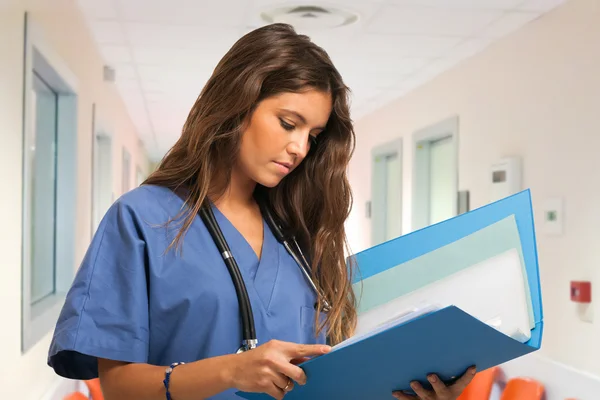 Pielęgniarka czytanie dokumentu — Zdjęcie stockowe