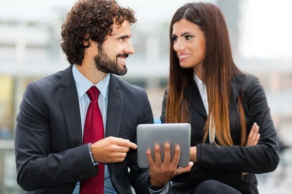 Twee mensen uit het bedrijfsleven met behulp van Tablet PC — Stockfoto