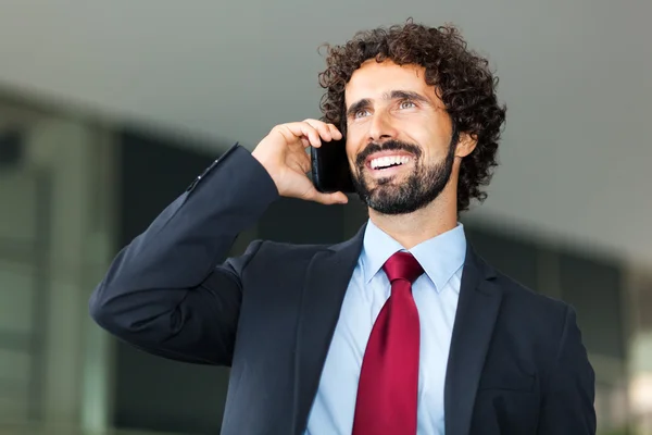 Empresário falando no celular — Fotografia de Stock