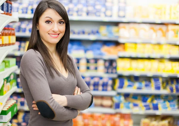 Kobieta, zakupy w supermarkecie — Zdjęcie stockowe
