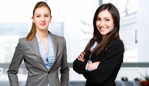 Two businesswomen in an office — Stock Photo, Image