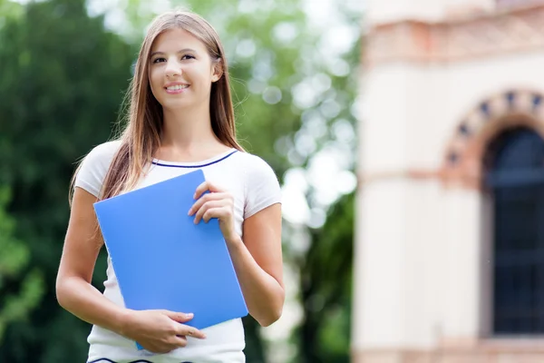 Vrouwelijke student in het park — Stockfoto