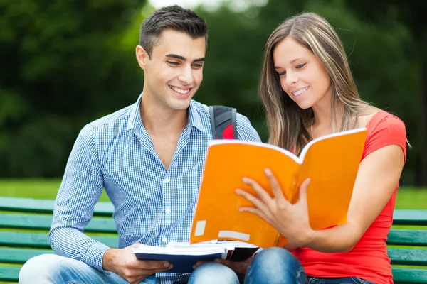 Estudiantes hablando juntos —  Fotos de Stock