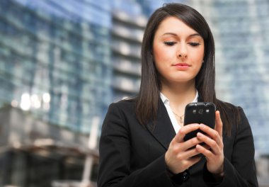 Cep telefonu kullanan iş kadını