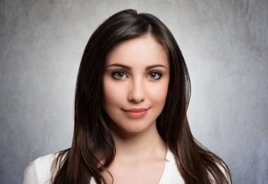 Gülümseyen genç kadın