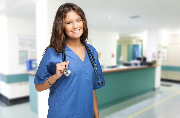 Médico sorridente no hospital — Fotografia de Stock