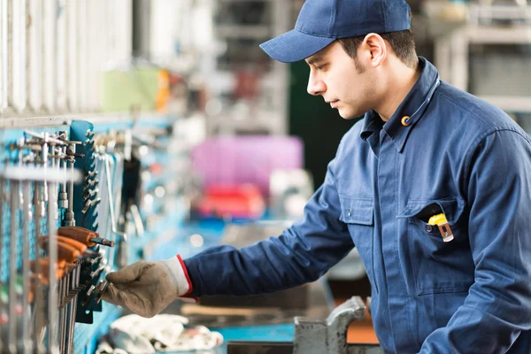 Arbeiter auf der Suche nach dem richtigen Werkzeug — Stockfoto