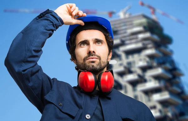 Homem a trabalhar no estaleiro de construção — Fotografia de Stock