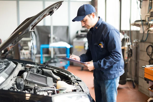 Op het werk in zijn garage monteur — Stockfoto