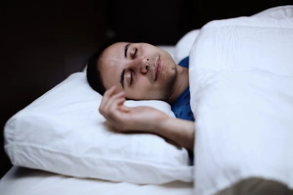 Hombre durmiendo profundamente en el dormitorio — Foto de Stock