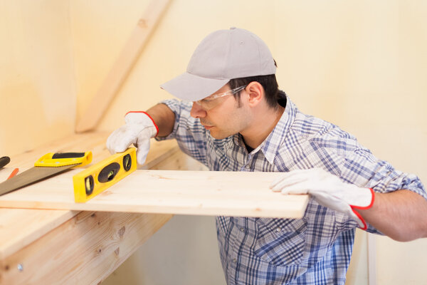 Плотник, выполняющий домашние работы
