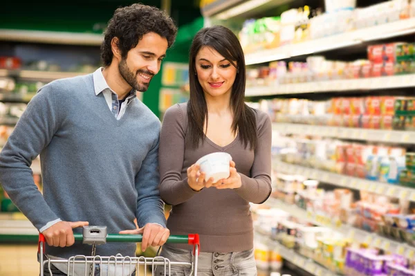 Coppia che sceglie il cibo al supermercato — Foto Stock