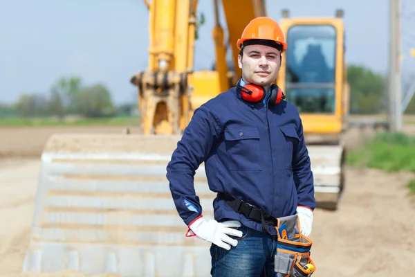 Hombre trabajando en obra en obra — Foto de Stock