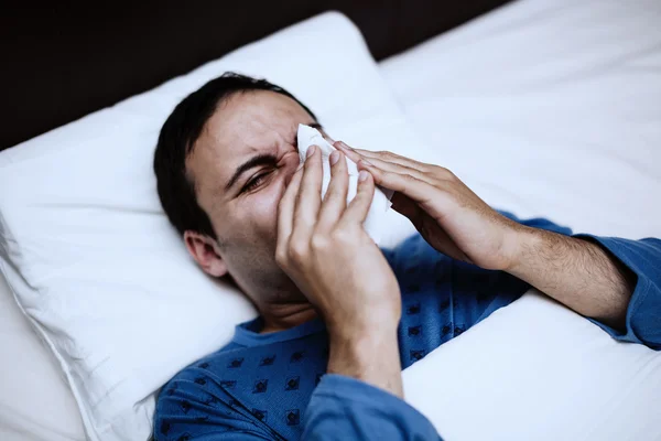 Hasta adam burnunu üfleme — Stok fotoğraf