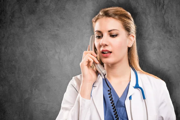 Medico Parlare al telefono — Foto Stock