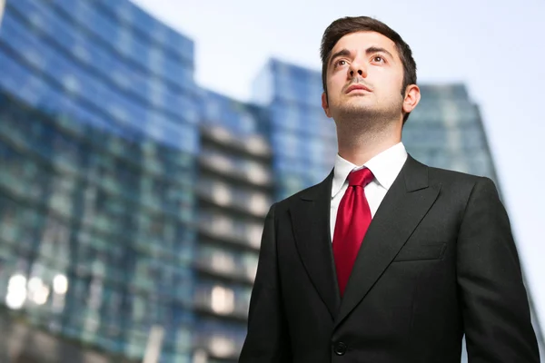 Confident businessman in urban setting — Stock Photo, Image