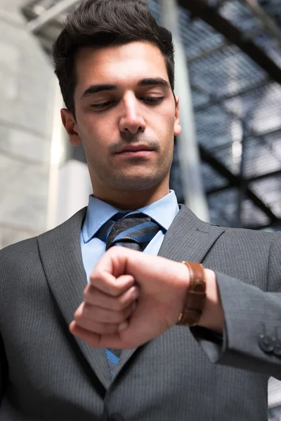 Empresário dando uma olhada no relógio — Fotografia de Stock