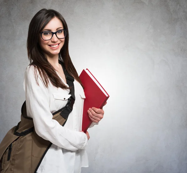 Mujer joven sosteniendo un libro — Foto de Stock