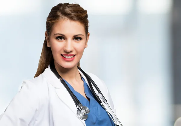 Usmívající se ženský lékař — Stock fotografie