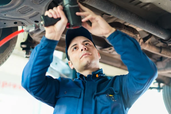 Mechaniker wechselt Autorad — Stockfoto