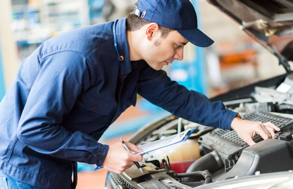 Mechanic op het werk in de garage — Stockfoto