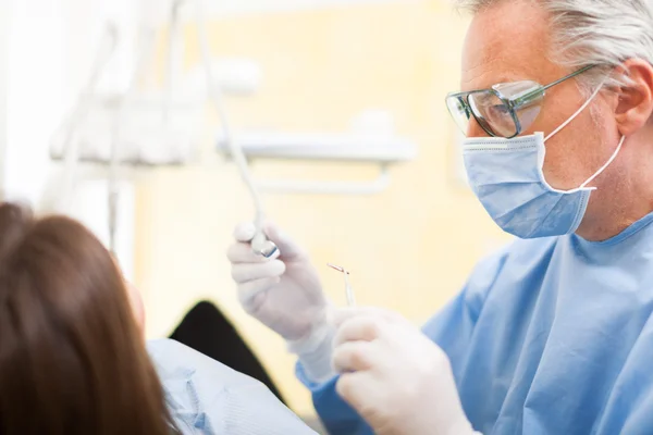 Frau erhält zahnärztliche Behandlung — Stockfoto